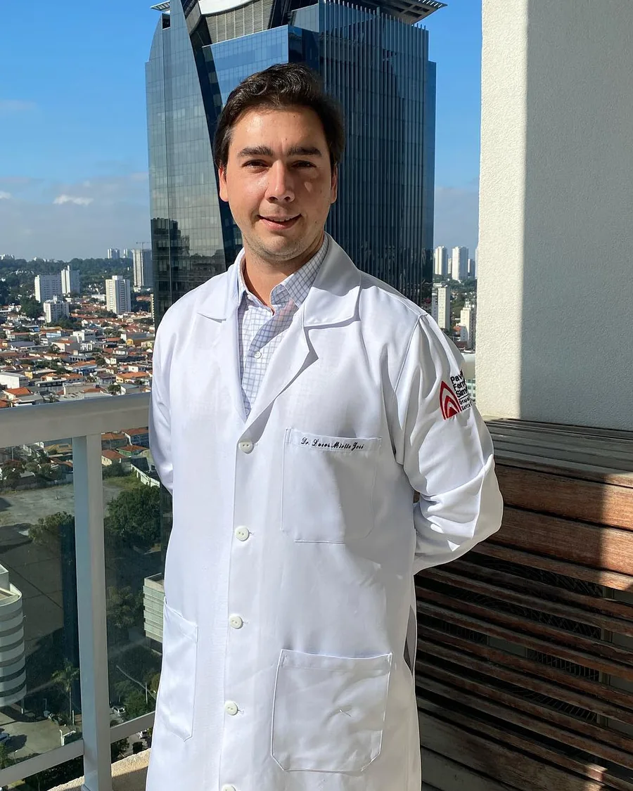 Dr. Lucas Miotto de jaleco