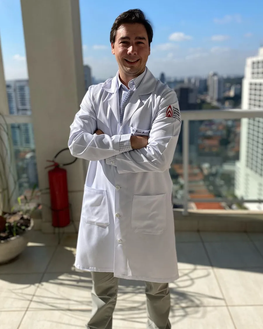 Dr. Lucas Miotto de jaleco